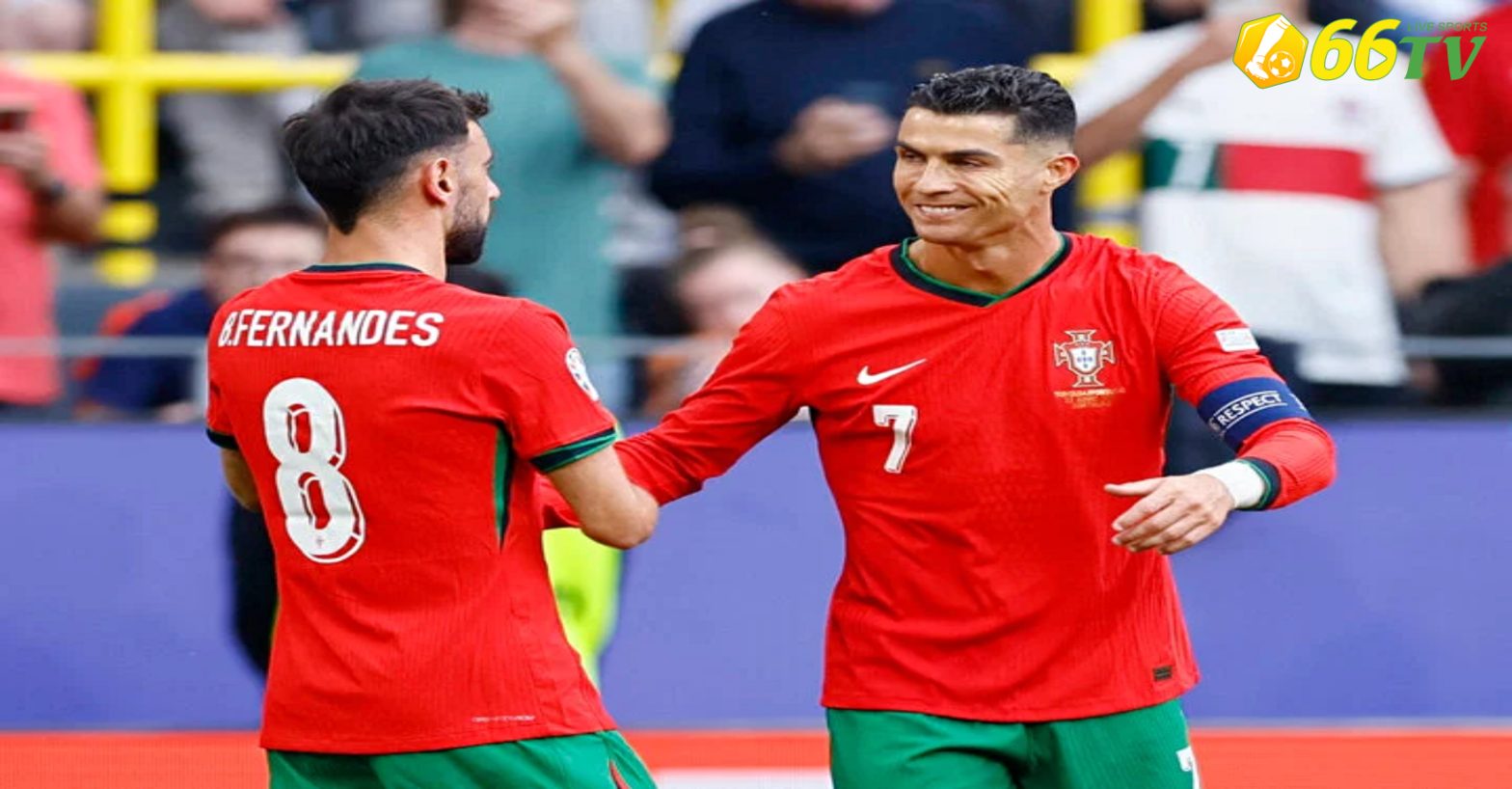 Ronaldo thể hiện tinh thần đồng đội tuyệt vời với Bruno Fernandes